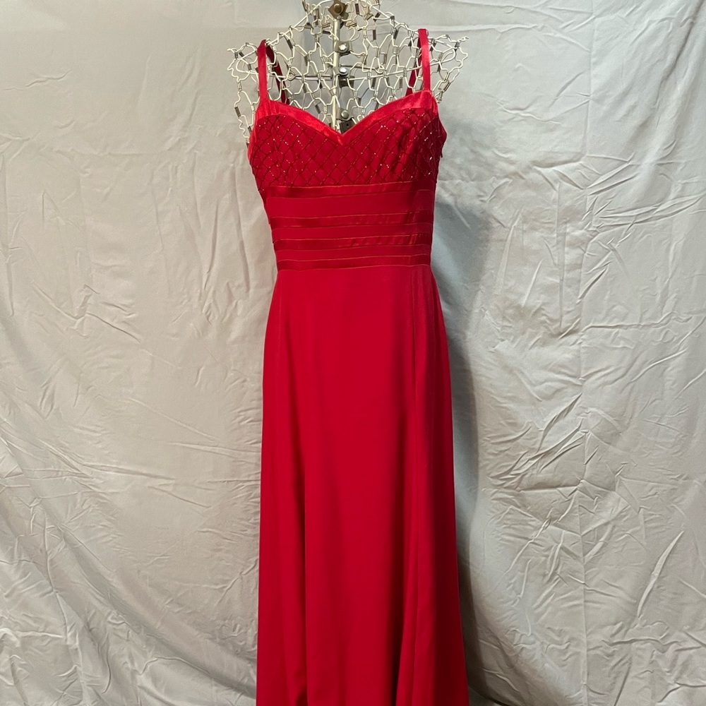 Red formal dress
Size 14